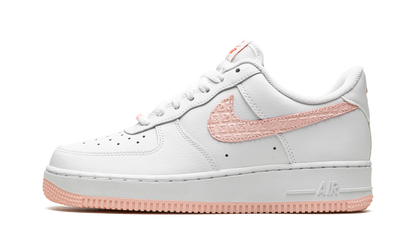 AIR FORCE 1 LO MNS WMNS "Valentine's Day 2022" DQ9320 100